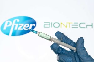 Covid, l’Ema autorizza il vaccino Pfizer-BioNTech in Europa: “Risultato storico”