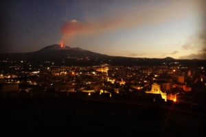 Etna, fontane di fuoco con due flussi lavici: uno ‘spettacolo’ visibile da molti paesi pedemontani