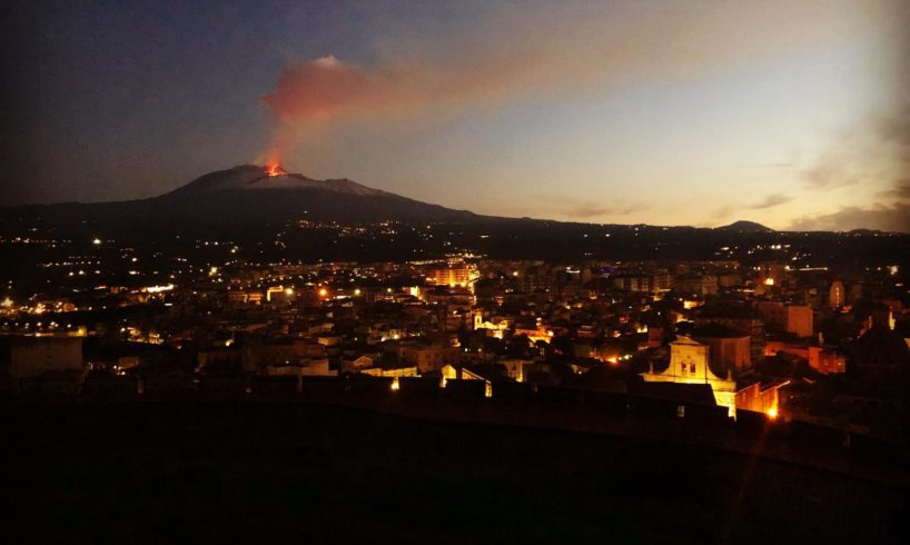 Etna, fontane di fuoco con due flussi lavici: uno ‘spettacolo’ visibile da molti paesi pedemontani