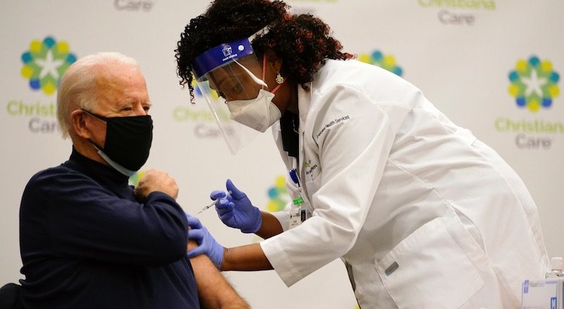 Usa, un milione di persone vaccinate in 10 giorni: prima dose anche per Biden e Fauci