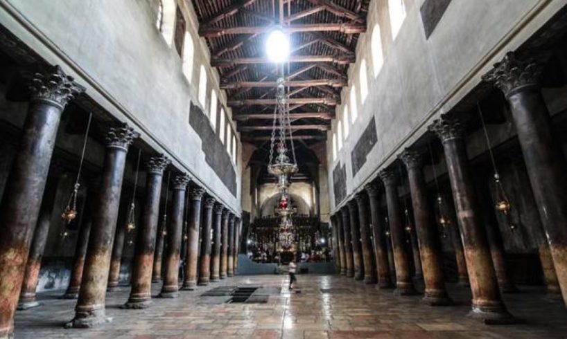 Natale, a Betlemme messa della vigilia senza pellegrini: pochi presenti nella Basilica