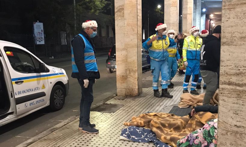 Catania, coperte e panini a 60 senzatetto dai volontari delle Misericordie. Bertuna: “Per noi gli ultimi sono al primo posto”