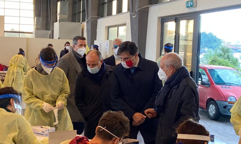 Catania, Pogliese visita la postazione Asp per i test rapidi e ringrazia medici e infermieri: “I vaccini arrivano il 4 gennaio”