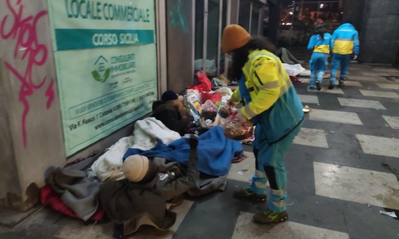 Bronte, la ‘Misericordia’ dona oltre 80 coperte ai senzatetto di Catania: da un’azienda privata anche 60 panettoni