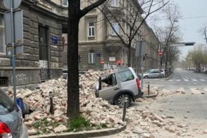 Croazia, dopo il terremoto si scava tra le macerie di Petrinja: le immagini della violenta scossa (VIDEO)