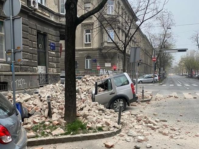 Croazia, dopo il terremoto si scava tra le macerie di Petrinja: le immagini della violenta scossa (VIDEO)