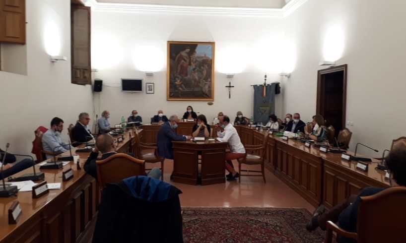 Paternò, il Consiglio boccia la ‘Commissione Covid’. L’opposizione: “Grazie a noi recuperati 2 mln per le scuole”