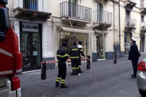 Paternò, si stacca un pezzo di balcone nel corso principale: Vigili del Fuoco mettono in sicurezza