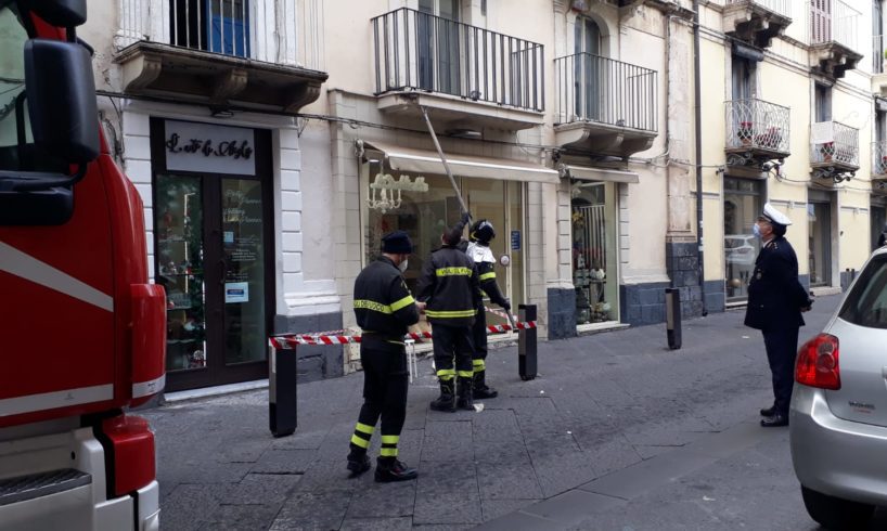 Paternò, si stacca un pezzo di balcone nel corso principale: Vigili del Fuoco mettono in sicurezza