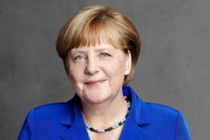 Covid, Merkel contro i negazionisti: ”Teorie non solo false ma ciniche e crudeli per chi è in lutto”