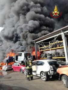 Mineo, fiamme in deposito di autodemolizioni: in fumo un centinaio di vetture (VIDEO)