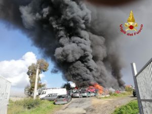 Mineo, fiamme in deposito di autodemolizioni: in fumo un centinaio di vetture (VIDEO)