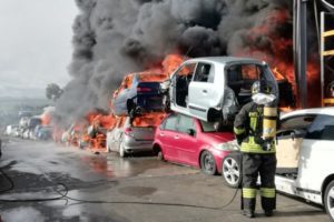 Mineo, fiamme in deposito di autodemolizioni: in fumo un centinaio di vetture (VIDEO)