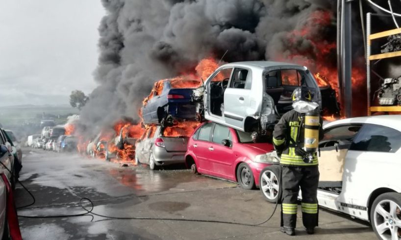 Mineo, fiamme in deposito di autodemolizioni: in fumo un centinaio di vetture (VIDEO)