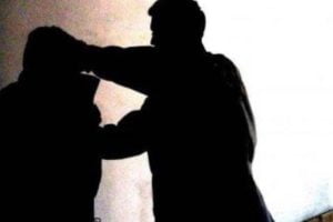 Adrano, aggrediscono il cugino e gli rompono naso e gamba: denunciati due fratelli