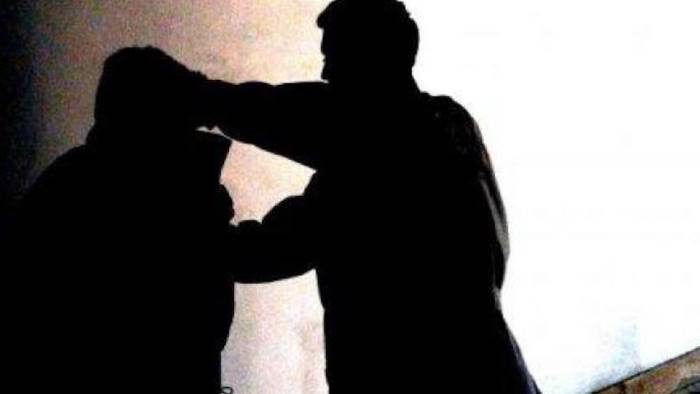 Adrano, aggrediscono il cugino e gli rompono naso e gamba: denunciati due fratelli