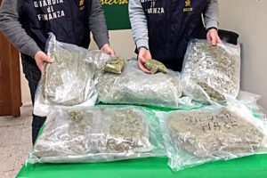 Catania, GdF arresta ‘corriere’ di Niscemi e sequestra 6 kg di marijuana: erba destinata in città