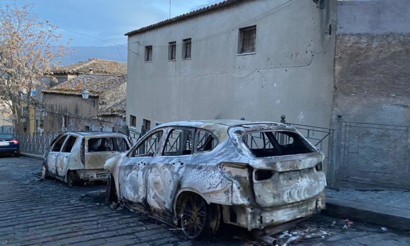 Paternò, 2 auto in fiamme a distanza di poche ore: probabile matrice dolos