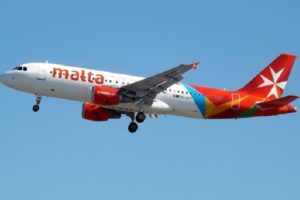 Covid, rifiuta mascherina sul volo Malta-Catania: volo rientra a La Valletta e lei arrestata