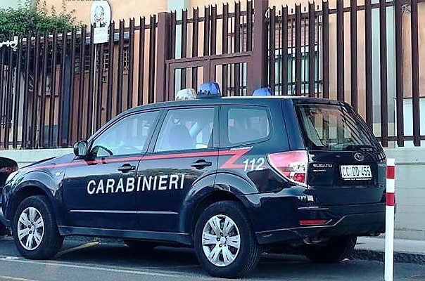 Biancavilla, calci e pugni ai militari per favorire la fuga del figlio: 56enne arrestata in flagranza