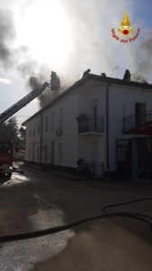 Raddusa, incendio sul tetto di un palazzina in via De Gasperi: al lavoro 2 squadre di Vigili del Fuoco