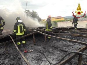 Raddusa, incendio sul tetto di un palazzina in via De Gasperi: al lavoro 2 squadre di Vigili del Fuoco