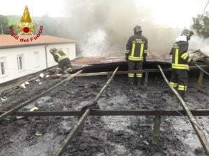 Raddusa, incendio sul tetto di un palazzina in via De Gasperi: al lavoro 2 squadre di Vigili del Fuoco