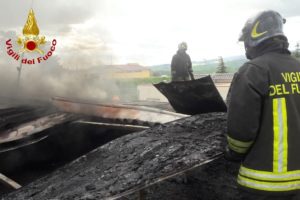 Raddusa, incendio sul tetto di un palazzina in via De Gasperi: al lavoro 2 squadre di Vigili del Fuoco