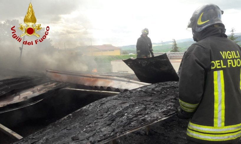 Raddusa, incendio sul tetto di un palazzina in via De Gasperi: al lavoro 2 squadre di Vigili del Fuoco