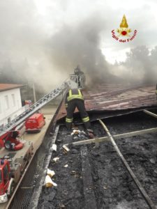 Raddusa, incendio sul tetto di un palazzina in via De Gasperi: al lavoro 2 squadre di Vigili del Fuoco