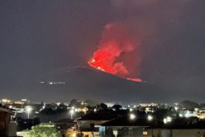 Etna, attività stromboliana dal Cratere di Sud-est: cenere vulcanica su Fleri