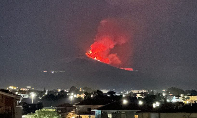 Etna, attività stromboliana dal Cratere di Sud-est: cenere vulcanica su Fleri