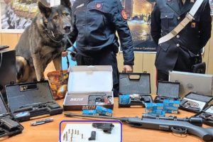 Catania, arrestato 64enne specialista nel modificare le armi: in casa aveva un arsenale di riproduzioni