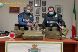 Messina, recuperati 30 kg di hashish sul litorale di Terranova: panetti sospinti sulla costa da correnti