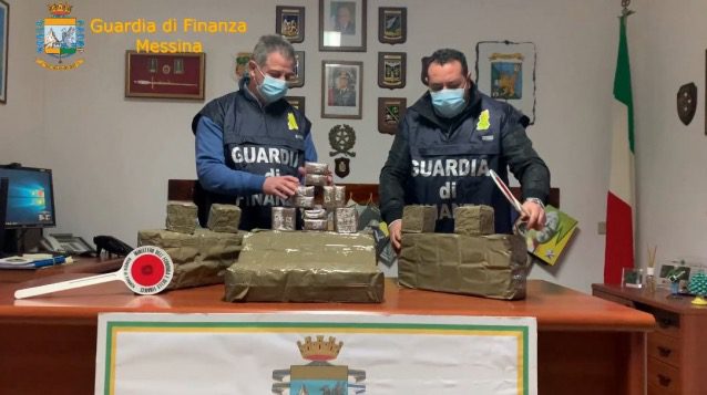 Messina, recuperati 30 kg di hashish sul litorale di Terranova: panetti sospinti sulla costa da correnti