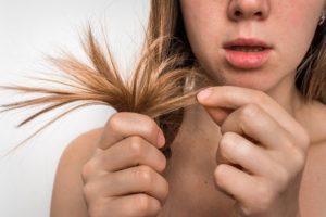 Malattia e stress da covid provocano caduta di capelli: per 30% alopecia dopo il virus