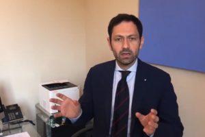 "Non sono a rischio i richiami dei vaccini in Sicilia, perché eravamo stati prudenti seguendo tutte le linee guida provenienti dal ministero della Salute e dal commissario nazionale. Però non c'è dubbio che i ritardi e gli impegni non mantenuti da Pfizer meritino una reazione. A livello nazionale si è ipotizzata un'azione legale, la Sicilia la sosterrà, la sosterranno tutte le Regioni italiane".