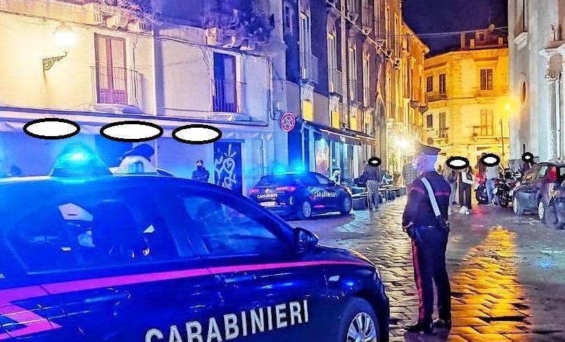 Catania, spaccia droga nel centro storico: in auto lo attendono la moglie e i due figli piccoli