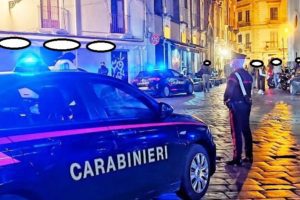 Catania, spaccia droga nel centro storico: in auto lo attendono la moglie e i due figli piccoli