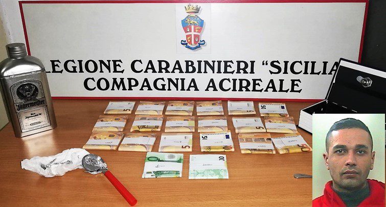 Viagrande, spacciatore 30enne arrestato in flagranza: in casa nascondeva 20 mila euro