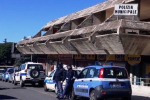 Paternò, controlli di Polizia di Stato e municipale sugli ambulanti abusivi: merce sequestrata a due venditori