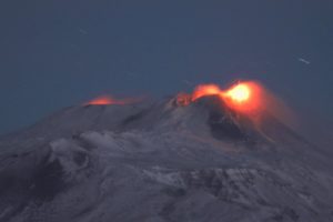 Etna, continua l’attività stromboliana: è concentrata nel cratere di sud-est