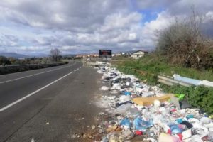 SS 121 e SS 284, il Pd denuncia lo scempio delle micro-discariche: “Infliggere multe esemplari”