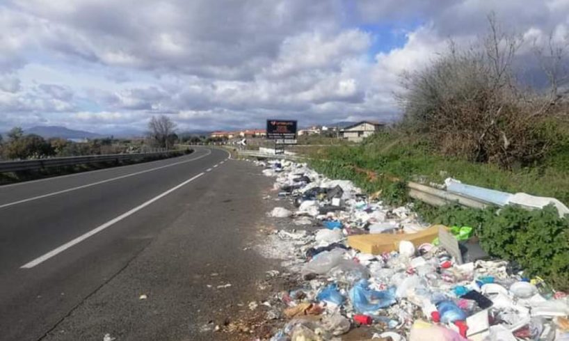 SS 121 e SS 284, il Pd denuncia lo scempio delle micro-discariche: “Infliggere multe esemplari”