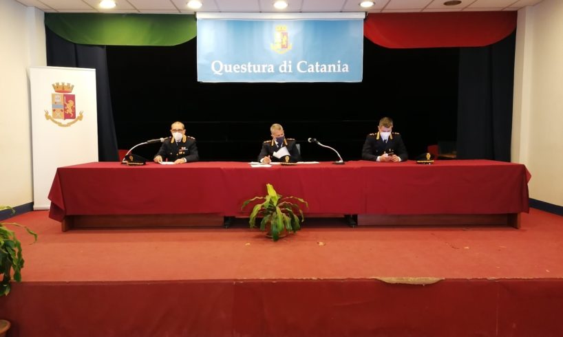 A Catania, gli indagati nell'operazione "Drug stable" della Polizia di Stato sono accusati a vario titolo di duplice tentato omicidio, associazione per delinquere finalizzata al traffico di sostanze stupefacenti del tipo marijuana, detenzione abusiva e porto illegali di armi da guerra e armi comuni da sparo, ricettazione e detenzione di monete falsificate.