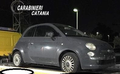 Catania, provano a mettere la targa ‘pulita’ sull’auto rubata: due donne finiscono ai domiciliari