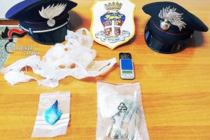 Palagonia, spacciatore e consumatore di droga sorpresi in via Palermo: l’uno arrestato, l’altro segnalato