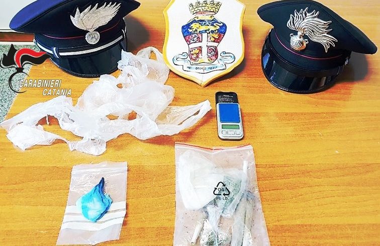 Palagonia, spacciatore e consumatore di droga sorpresi in via Palermo: l’uno arrestato, l’altro segnalato