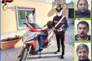 Tremestieri Etneo, sorpresi mentre caricano lo scooter rubato sul furgone: 3 arrestati