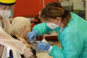 Vaccino, in Sicilia oltre 120 le prenotazioni degli ‘over 80’: gli ultracentenari sono 163